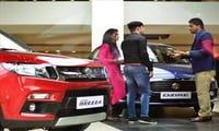 Automakers offer discounts of up to Rs.1 lakh to take off